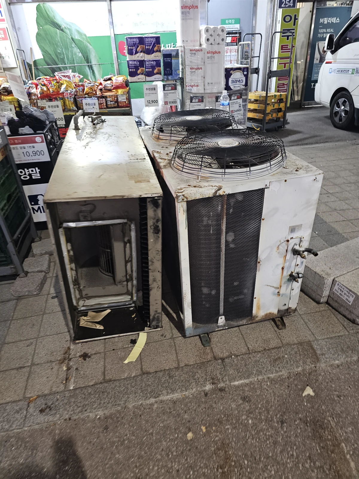 외부에 놓인 사용 흔적이 있는 냉난방 설비