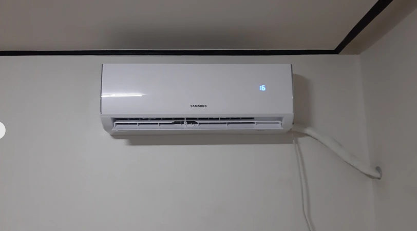 실내 벽면 상단에 설치된 삼성 벽걸이 에어컨